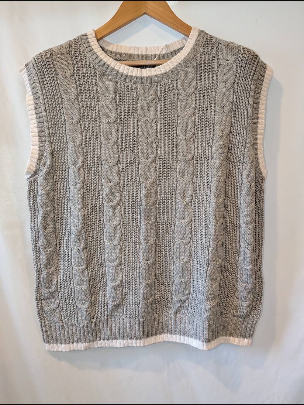 Sleeveless Cable Knit Crewneck Sweater Vest in Light Gray with Contrast Trim NWT